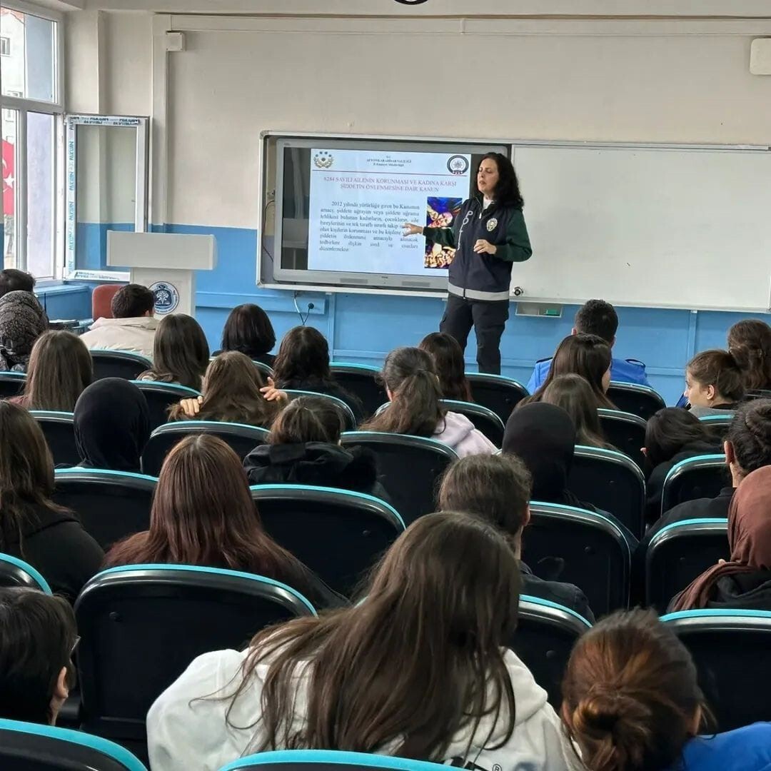 AFYONKARAHİSAR'IN SANDIKLI İLÇESİNDE POLİS EKİPLERİ TARAFINDAN LİSE ÖĞRENCİLERİNE YÖNELİK GÜVENLİ...