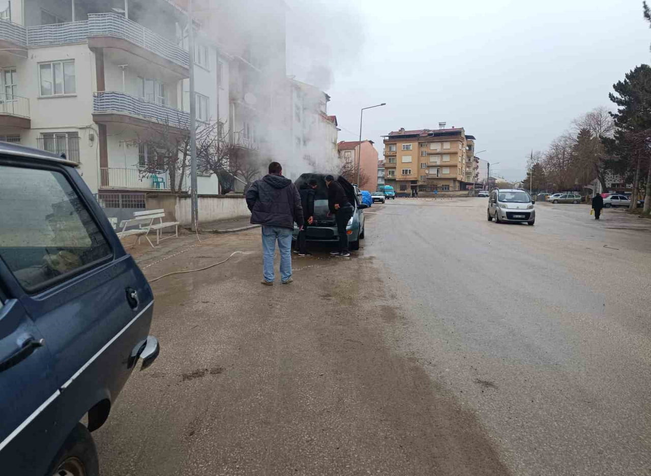 AFYONKARAHİSAR’DA BİR OTOMOBİLİN MOTOR BÖLÜMÜNDE ÇIKAN YANGIN VATANDAŞLARIN YARDIMIYLA...