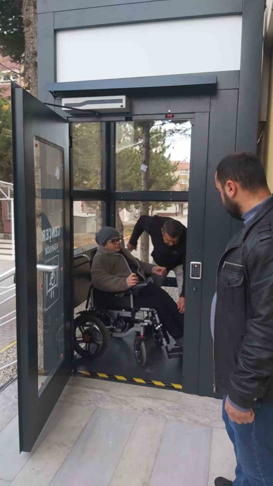 AFYONKARAHİSAR’DA ENGELLİ OLDUĞU İÇİN ONLİNE EĞİTİMİ ALAN 15 YAŞINDAKİ GENÇ VALİ DOÇ. DR. KÜBRA...