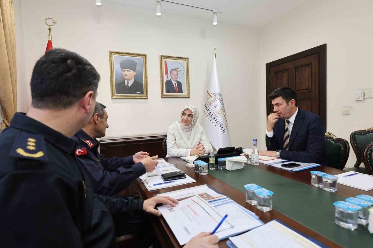 AFYONKARAHİSAR’DA GERÇEKLEŞTİRİLEN ASAYİŞ TOPLANTISINDA ÖZELLİKLE TRAFİK KAZALARININ EN AZA...