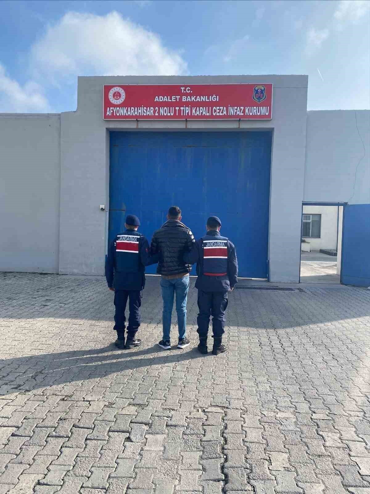 AFYONKARAHİSAR’DA JANDARMA TARAFINDAN GERÇEKLEŞTİRİLEN DENETİMLERDE ÇEŞİTLİ SUÇLARDAN ARANAN 38...