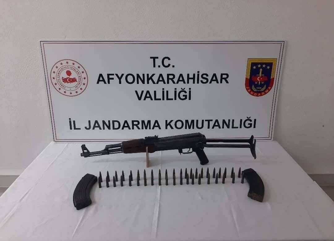 AFYONKARAHİSAR’DA JANDARMA TARAFINDAN ŞÜPHE ÜZERİNE DURDURULAN BİR ARAÇTA YAPILAN ARAMADA...