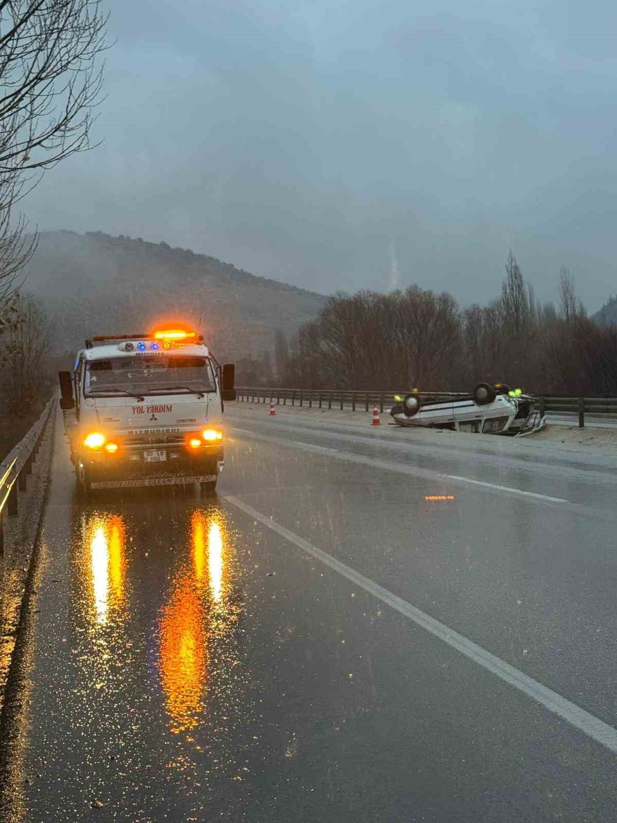 AFYONKARAHİSAR’DA KONTROLDEN ÇIKARAK YOL ORTASINDAKİ REFÜJE DEVRİLEN OTOMOBİL SÜRÜCÜSÜ...
