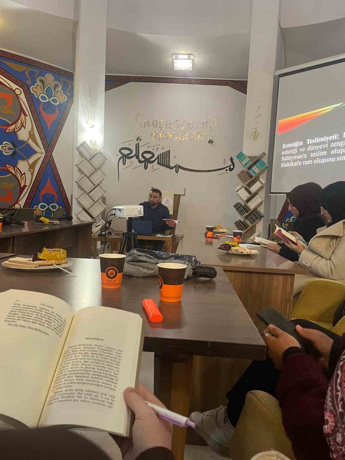 AFYONKARAHİSAR DİYANET GENÇLİK MERKEZİ’NDE MÜSLÜMAN KİMLİĞİ İNŞA ETME ÜZERİNE: SEZAİ KARAKOÇ...