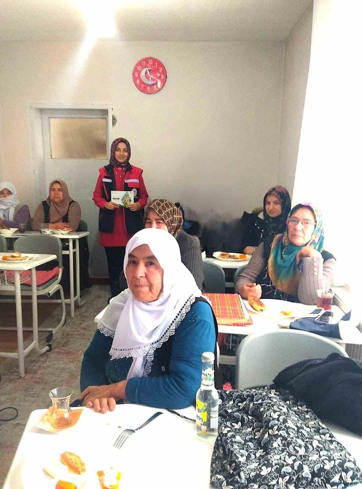 AFYONKARAHİSAR İL TARIM VE ORMAN MÜDÜRLÜĞÜ TARAFINDAN NURİBEY BELDESİNDE 30'A YAKIN KADINA EĞİTİM...