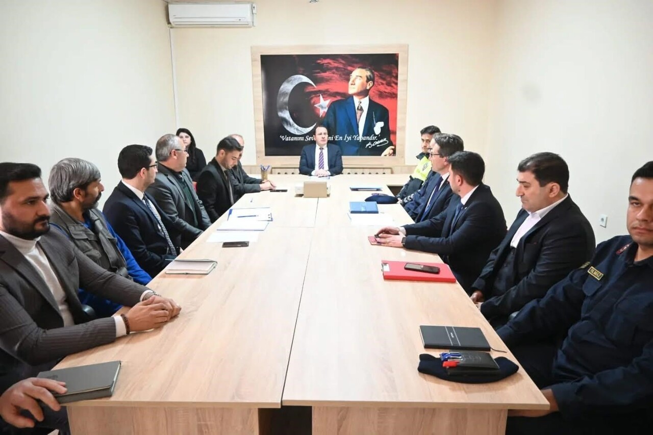 AFYONKARAHİSAR’IN SULTANDAĞI İLÇESİNDE KIŞ TEDBİRLERİ TOPLANTISI GERÇEKLEŞTİRİLİRKEN, TOPLANTIDA...