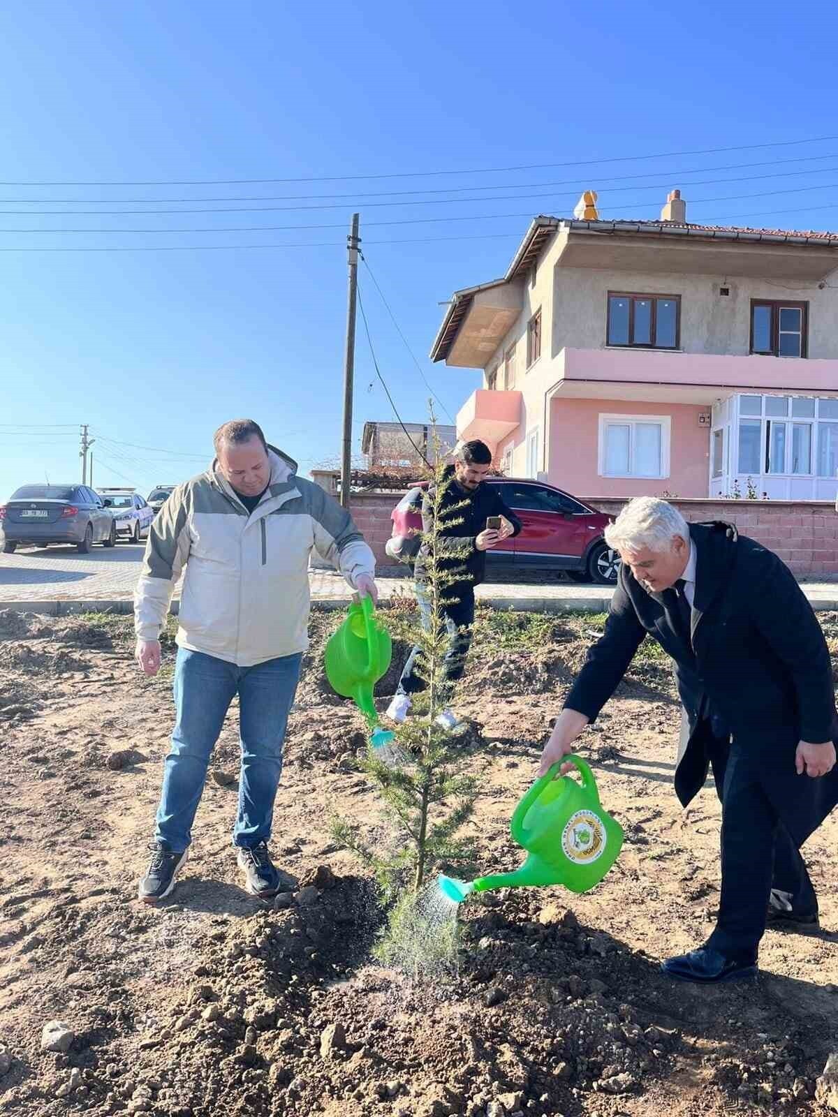 AFYONKARAHİSAR ŞUHUT İLÇE EMNİYET MÜDÜRLÜĞÜ EKİPLERİNİN KATILIMIYLA KURUM ADINA 'HATIRA ORMANI'...