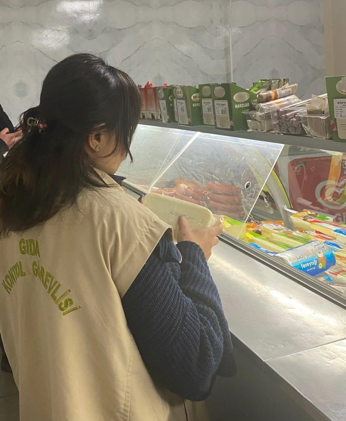 AFYONKARAHİSAR TARIM VE ORMAN MÜDÜRLÜĞÜ TARAFINDAN YAKLAŞAN YILBAŞI ÖNCESİ GIDA SATIŞI YAPAN...