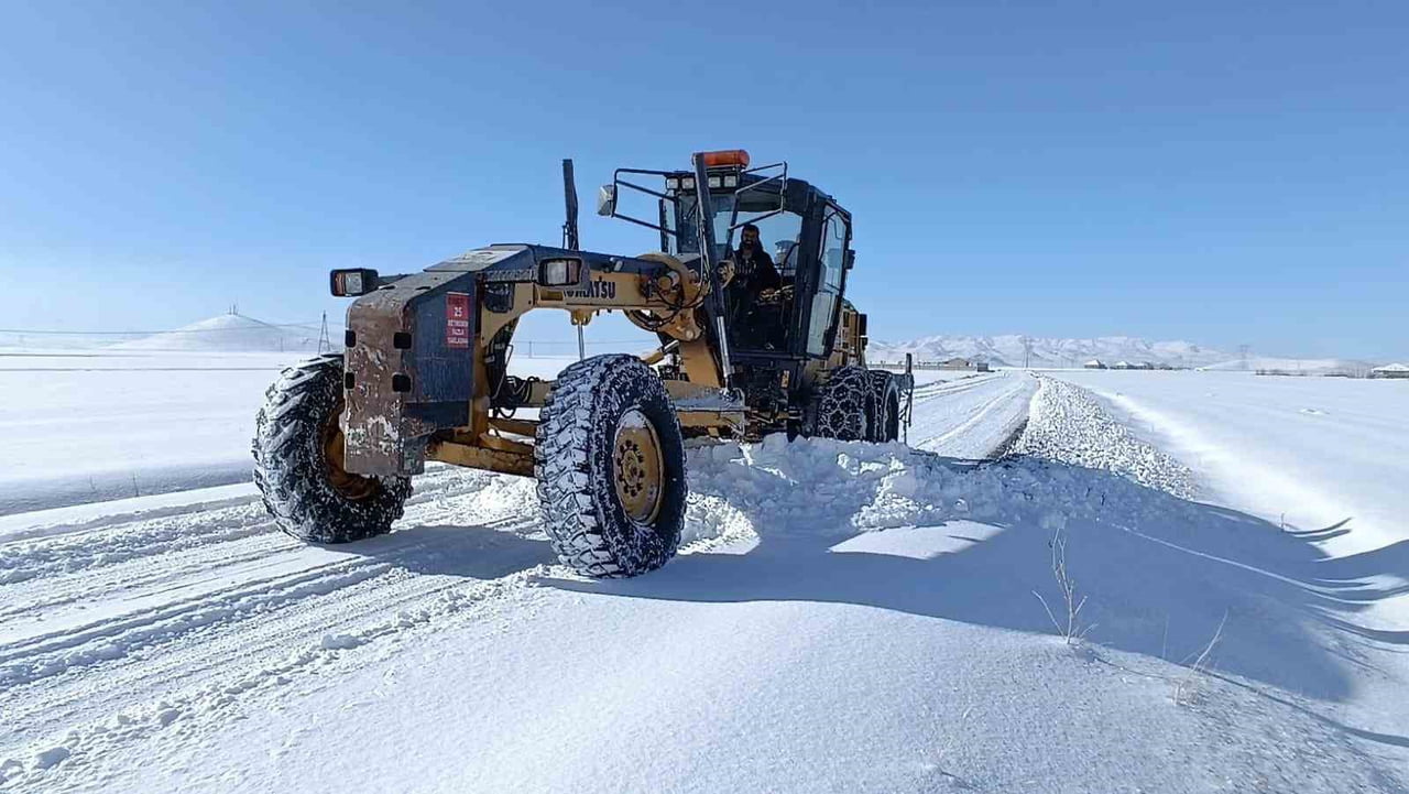 AĞRI'DA DÜN İTİBARİYLE BAŞLAYAN YOĞUN KAR YAĞIŞI VE TİPİ NEDENİYLE KAPANAN 423 KÖY YOLUNDAN 354'Ü...