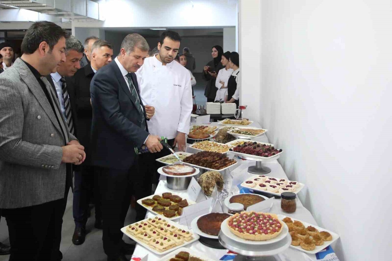 AĞRI'DA "TOPRAKTAN SOFRAYA PANCARIN ZARAFETİ" ETKİNLİĞİNDE ŞEKER PANCARINDAN ELDE EDİLEN 20 ÇEŞİT...