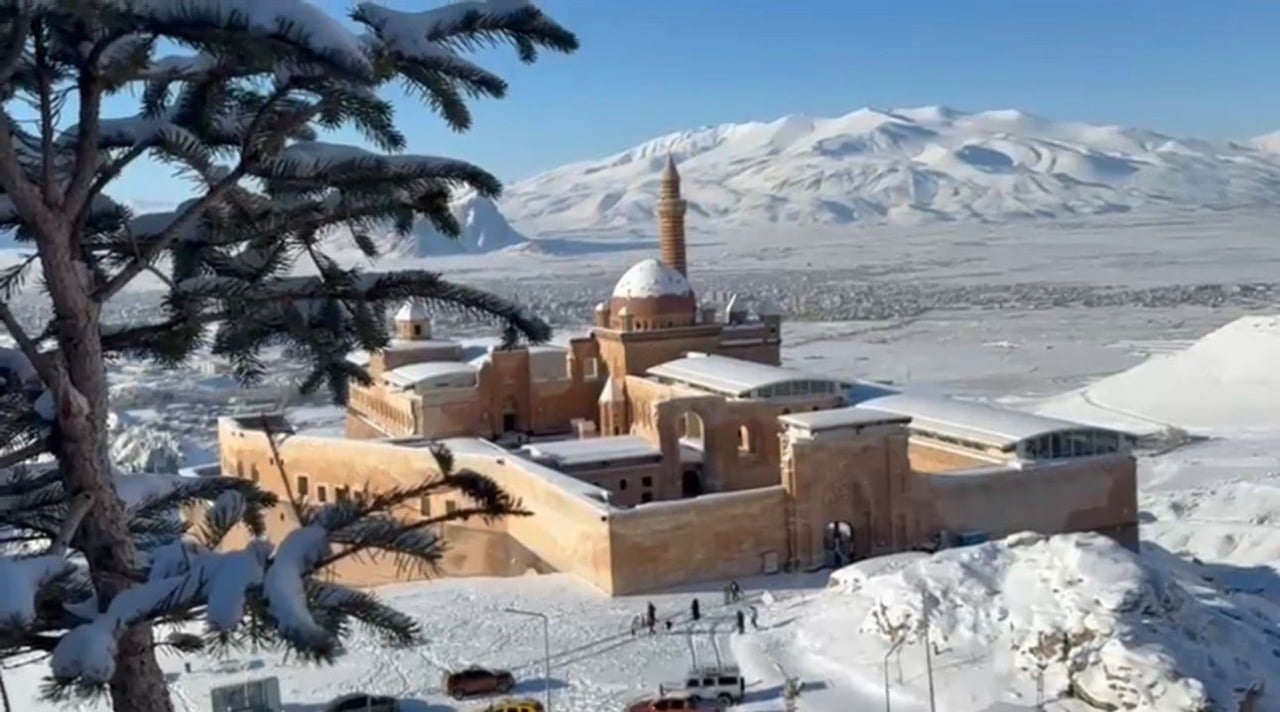 AĞRI'NIN DOĞUBAYAZIT İLÇESİNDE YER ALAN TARİHİ İSHAK PAŞA SARAYI, KIŞ MEVSİMİNİN GELİŞİYLE...