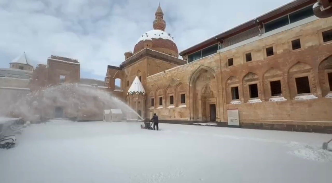 AĞRI'NIN DOĞUBAYAZIT İLÇESİNDE YER ALAN TARİHİ İSHAK PAŞA SARAYI, KIŞ MEVSİMİNİN GELİŞİYLE...