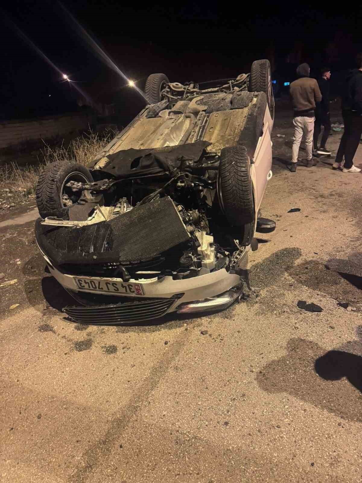 AĞRI'NIN PATNOS İLÇESİNDE İKİ ARACIN ÇARPIŞTIĞI KAZADA ARAÇLARDAN BİRİ KALDIRIMA ÇARPARAK TAKLA...