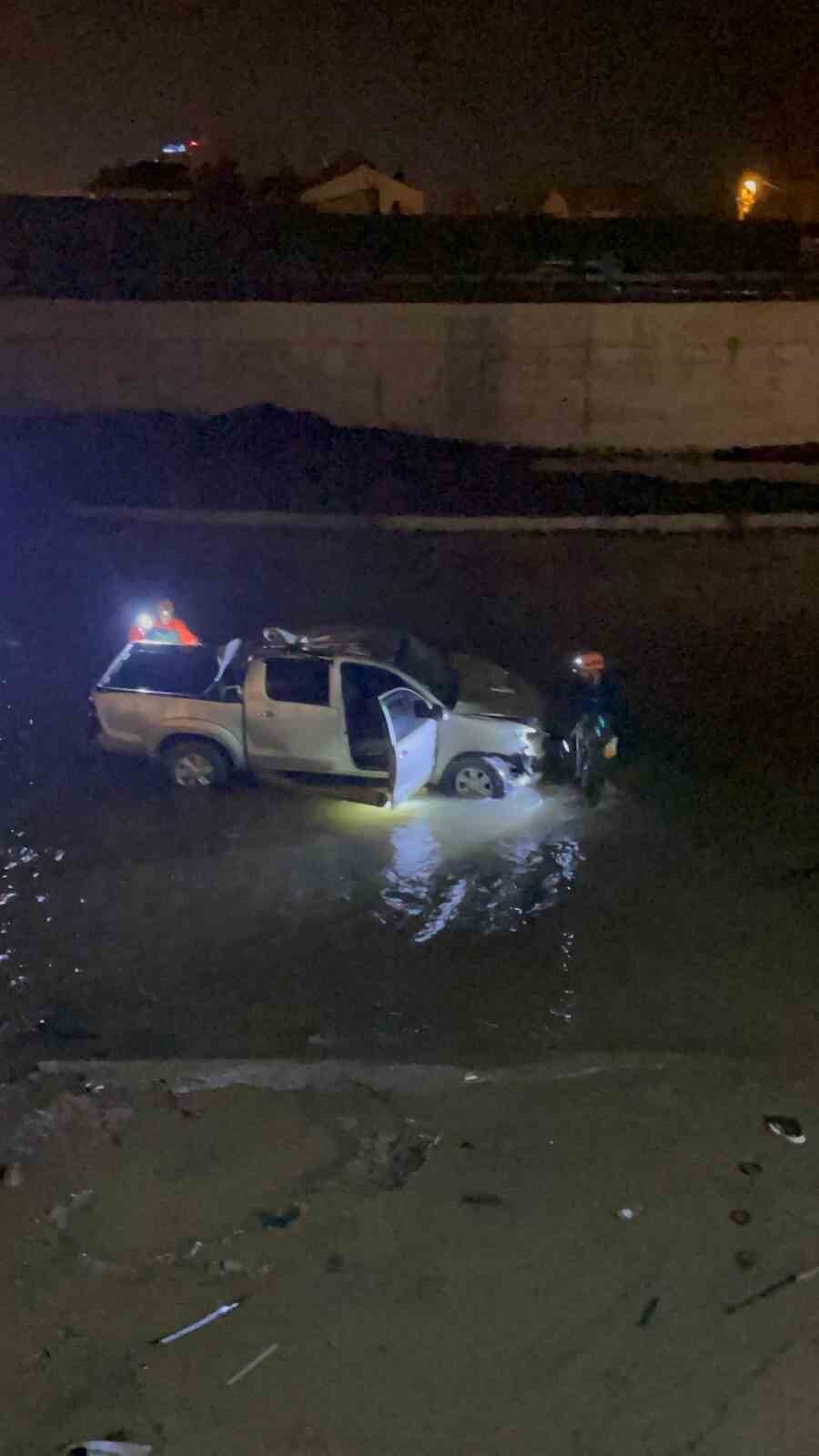 AĞRI’DA  MURAT NEHRİ’NE UÇAN PİKAPTA 5 KİŞİ YARALI KURTARILDI