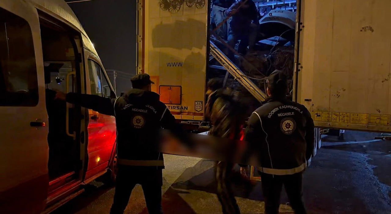 AĞRI EMNİYET MÜDÜRLÜĞÜ EKİPLERİNCE İL MERKEZİNDE DURDURULAN BİR TIRIN DORSESİNDE 14 DÜZENSİZ...