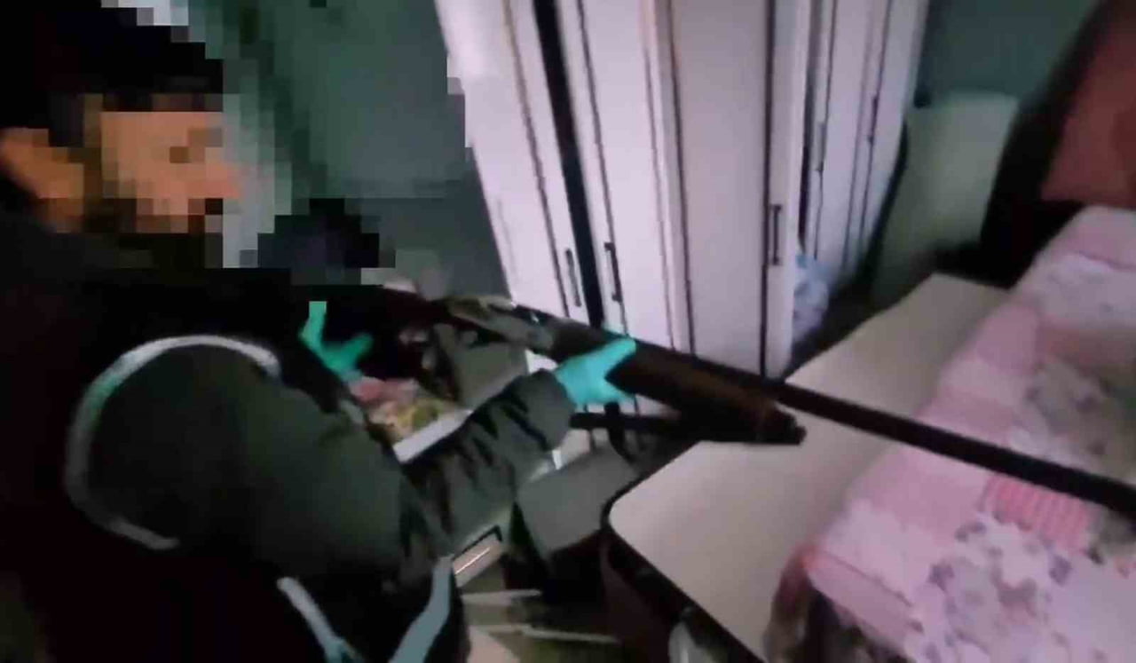 AĞRI İL EMNİYET MÜDÜRLÜĞÜ EKİPLERİNCE İL MERKEZİNDE DÜZENLENEN OPERASYONDA 5 ADET TABANCA, 1 ADET...