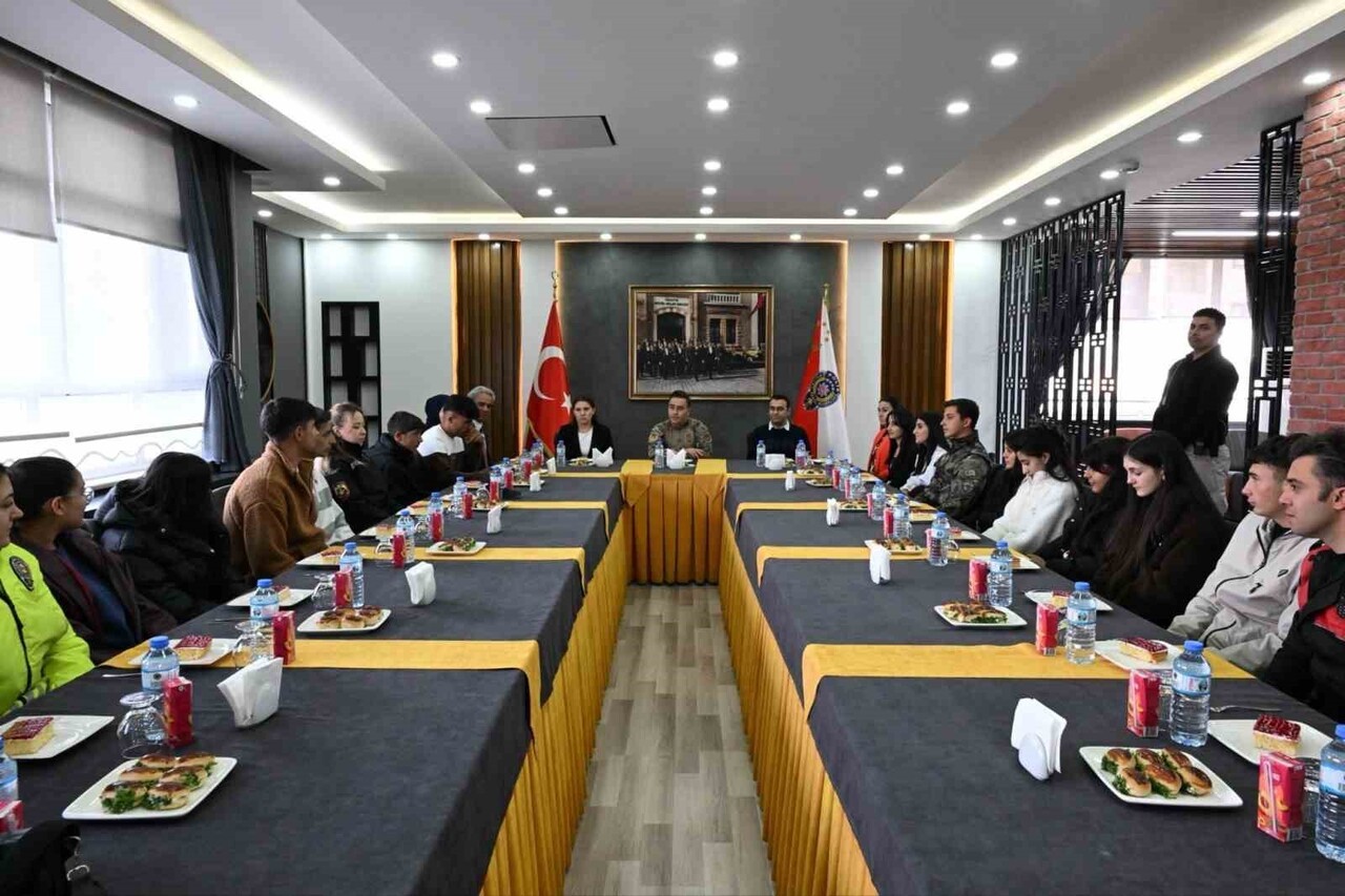 AĞRI İL EMNİYET MÜDÜRÜ GÖKSEL ÖNDER, DİYADİN MESLEKİ VE TEKNİK ANADOLU LİSESİ ÖĞRENCİLERİ İÇİN...