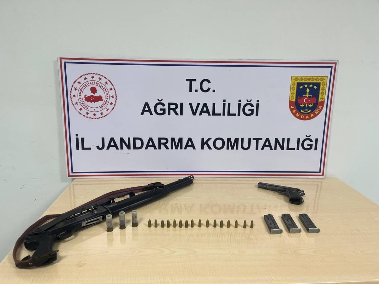 AĞRI’NIN DİYADİN İLÇESİNDE DÜZENLENEN OPERASYONDA, BİR EVDE YAPILAN ARAMADA RUHSATSIZ SİLAH VE...