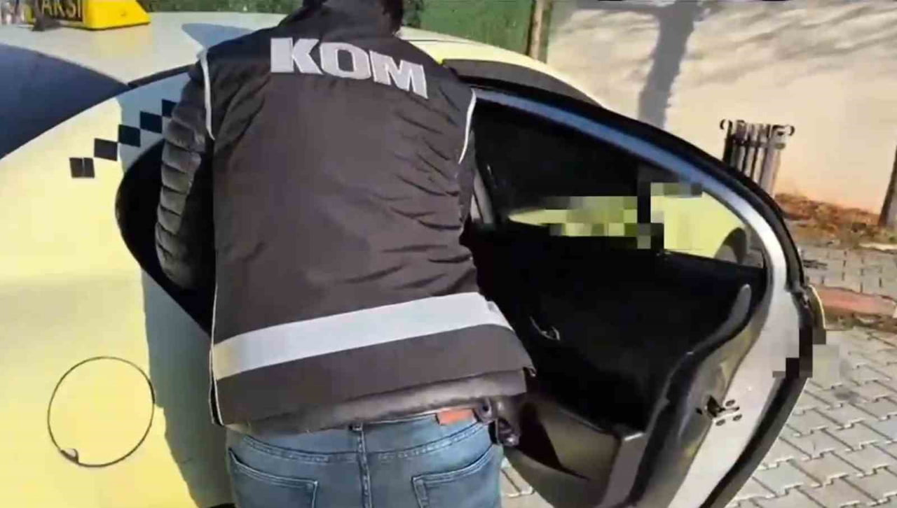 AĞRI’NIN DOĞUBAYAZIT İLÇESİNDE DÜZENLENEN OPERASYONDA 2 BİN PAKET GÜMRÜK KAÇAĞI SİGARA ELE...