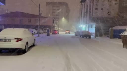 Ağrı Patnos’ta Kar Yağışı Ulaşımı Aksattı: Tutak-Patnos Yolunda Tırlar Yolda Kaldı