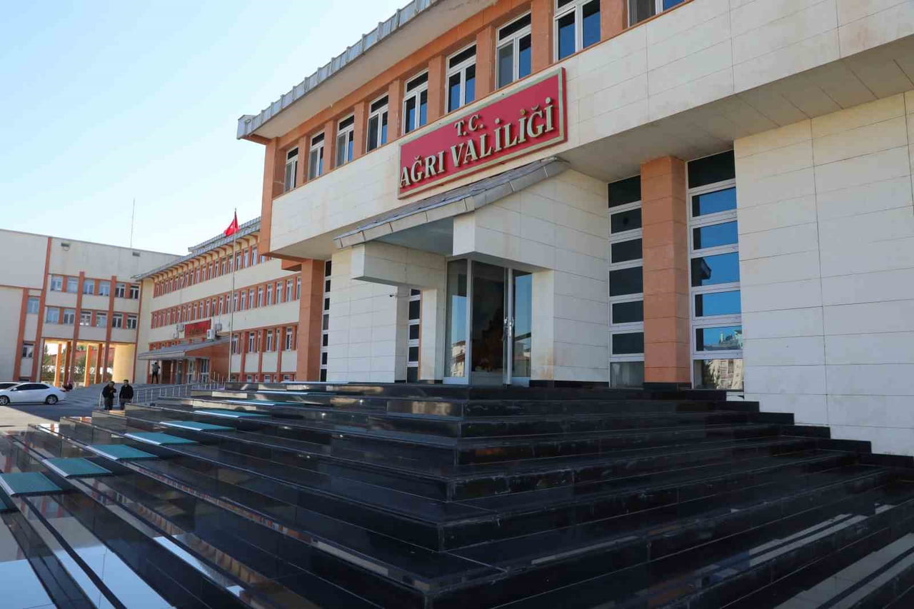 AĞRI VALİLİĞİ, İL GENELİNDE ETKİSİNİ SÜRDÜREN OLUMSUZ HAVA KOŞULLARI NEDENİYLE ÖZELLİKLE GECE VE...