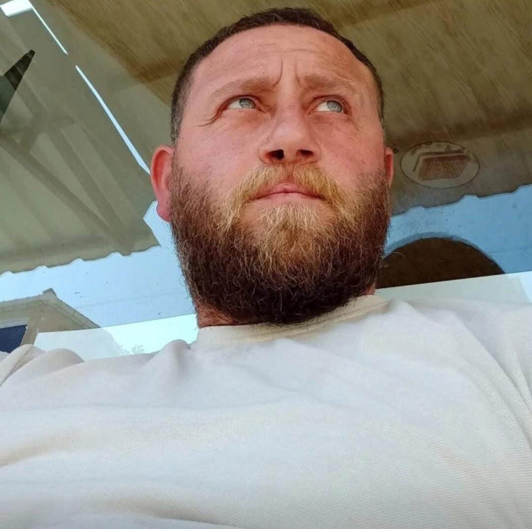 AHMET KALÇA AMBULANSLA HASTANEYE KALDIRILDI ANCAK TÜM MÜDAHALELERE RAĞMEN HAYATINI KAYBETTİ.