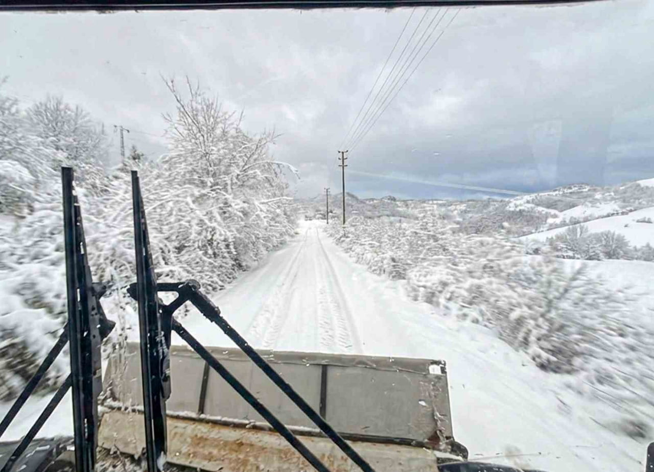 AKARYA’DA YOĞUN KAR YAĞIŞININ ETKİLİ OLDUĞU SABAH SAATLERİNDE KAPANAN 35 GRUP YOLUNUN 31’İ...