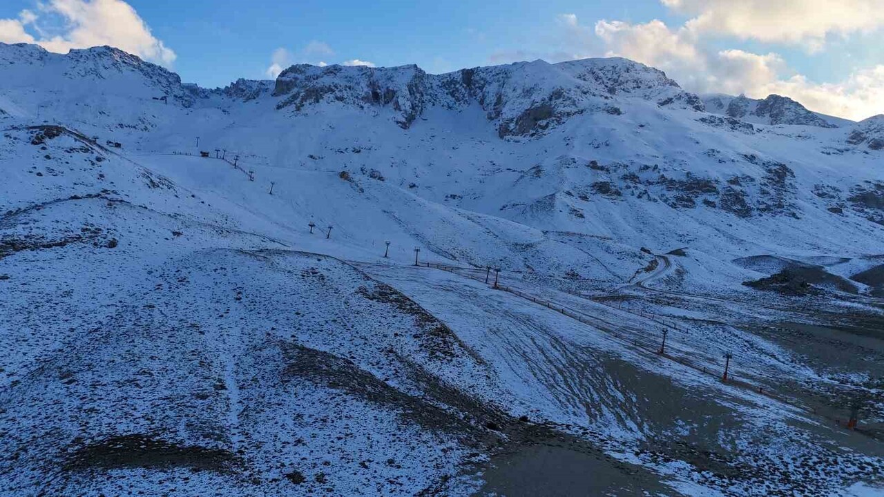 AKDENİZ’İN İNCİSİ OLARAK ANILAN, TOROSLAR’IN EN YÜKSEK ZİRVELERİNDEN BİRİNDE YER ALAN DAVRAZ KAYAK...