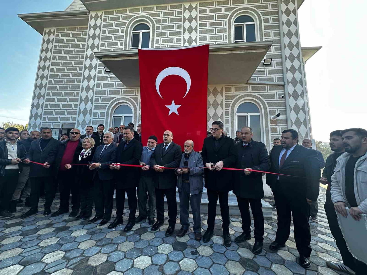 AKHİSAR HAYBER CAMİİ, DÜZENLENEN AÇILIŞ TÖRENİ VE KILINAN İLK CUMA NAMAZIYLA BİRLİKTE İBADETE...