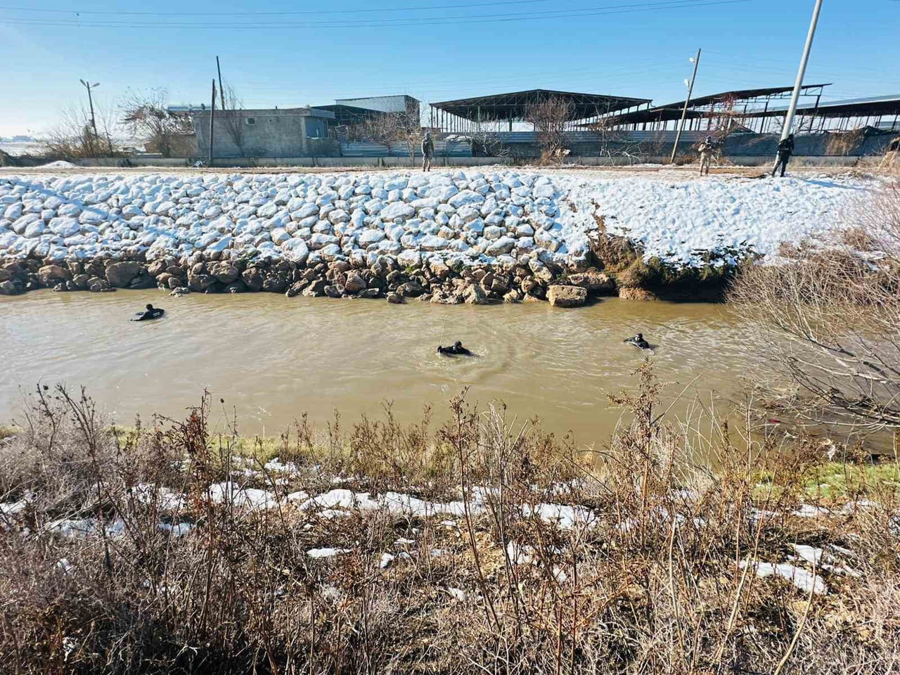 AKINTIYA KAPILAN OTOMOBİLDEKİ ÖMER G. (18) KENDİ İMKANLARIYLA KURTULURKEN DİĞERLERİ İSE ÇIKAMADI....