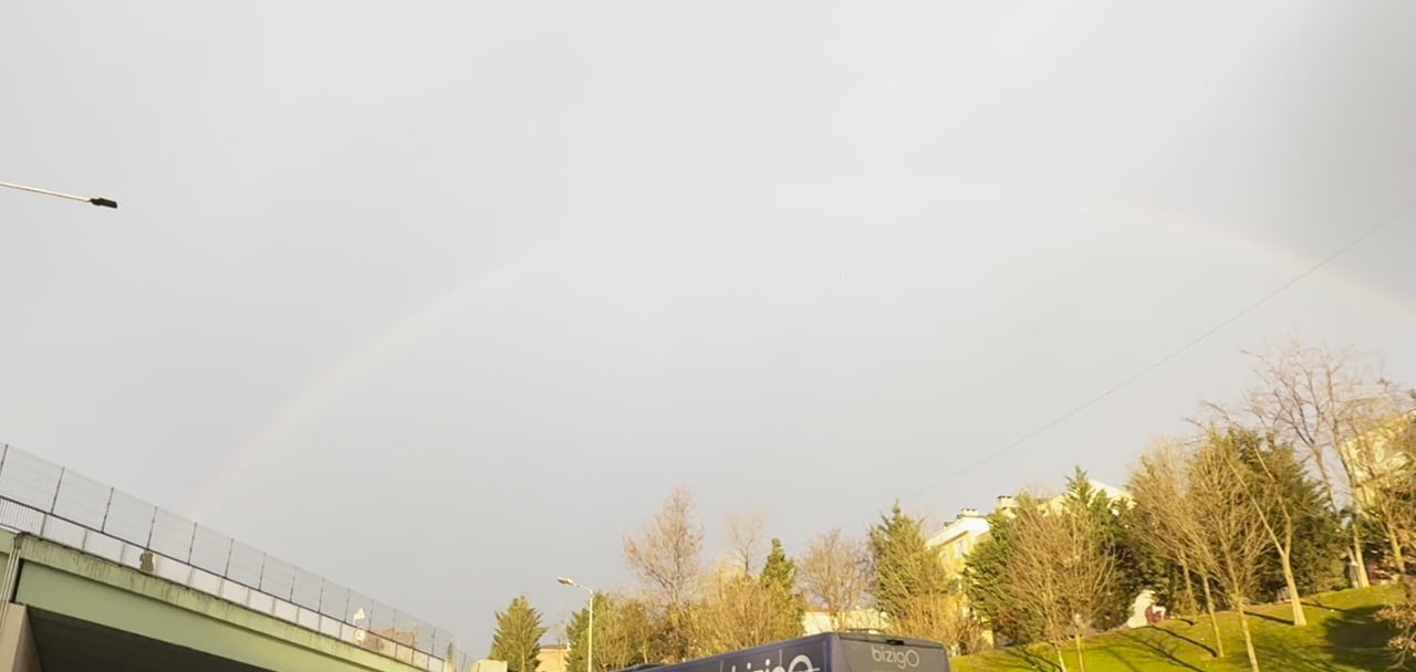 AKŞAM SAATLERİNDE KISA SÜRELİ OLUŞAN GÖKKUŞAĞI HAYRAN BIRAKTI.