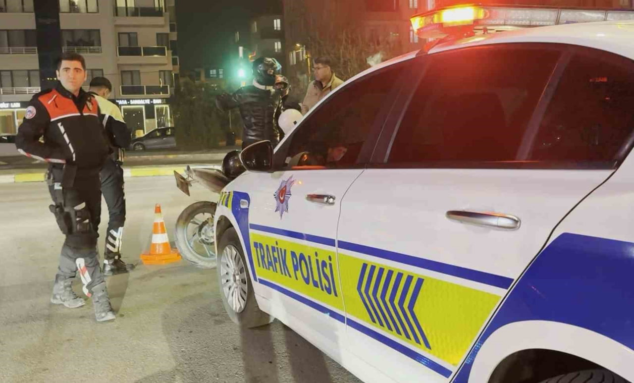 AKSARAY'DA ÜÇ OTOMOBİL VE BİR MOTOSİKLETİN KARIŞTIĞI TRAFİK KAZASINDA MOTOSİKLET SÜRÜCÜSÜ...