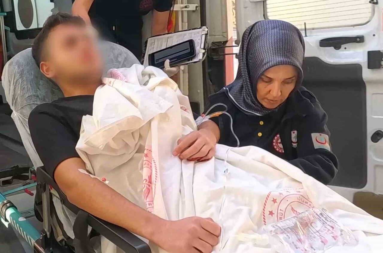 AKSARAY’DA 14 YAŞINDAKİ ÇOCUK GÜPEGÜNDÜZ SOKAK ORTASINDA BACAK VE OMZUNDAN BIÇAKLANARAK...