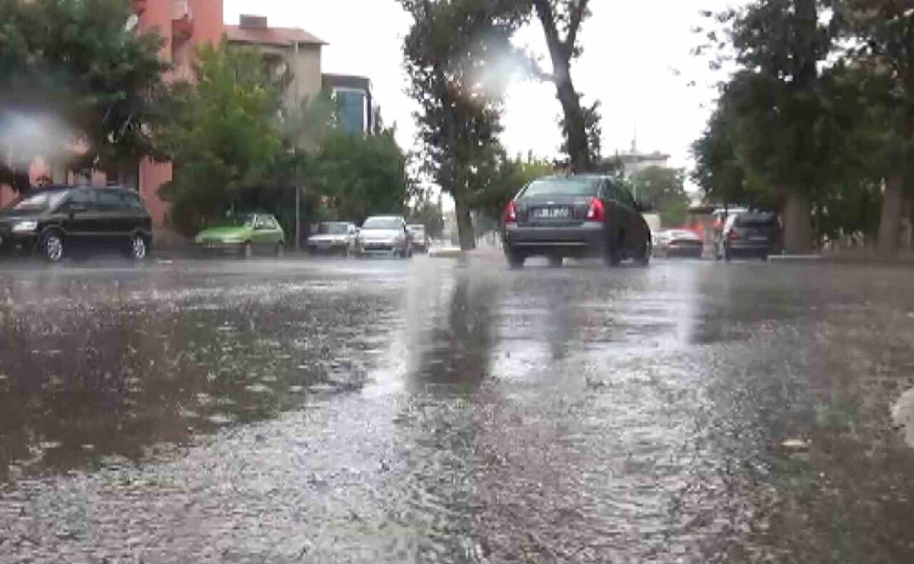 AKSARAY’DA 2 GÜNDÜR DEVAM EDEN YAĞMUR YAĞIŞI BUGÜN GECE ETKİSİNİ ARTIRARAK DEVAM EDERKEN...