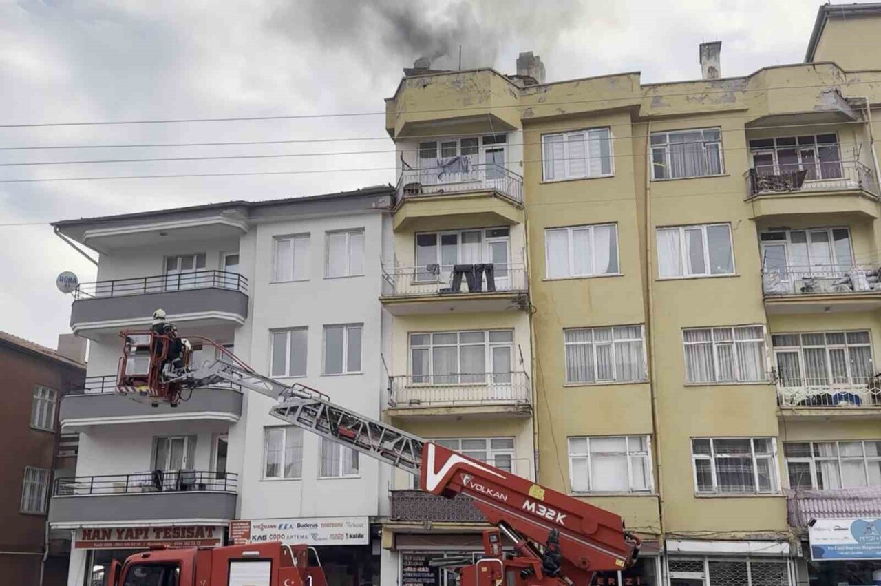 AKSARAY’DA 4 KATLI APARTMANIN ÇATI KATINDA BULUNAN KÖMÜRLÜKTE ÇIKAN YANGIN, İTFAİYE EKİPLERİNİN...