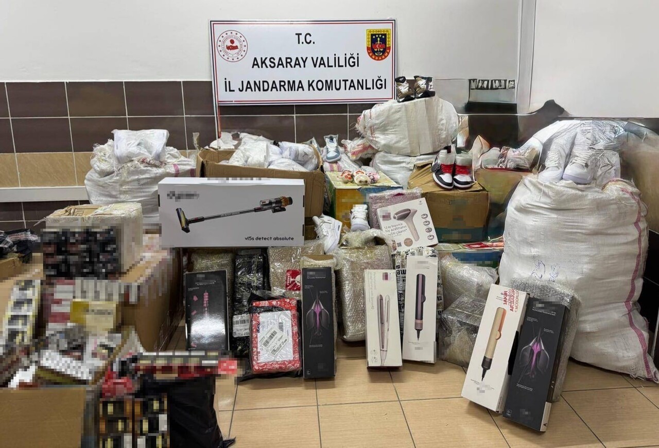 AKSARAY’DA JANDARMA EKİPLERİNİN ŞÜPHE ÜZERİNE DURDURDUĞU KAMYONDA BİNLERCE KAÇAK ÜRÜN ELE...