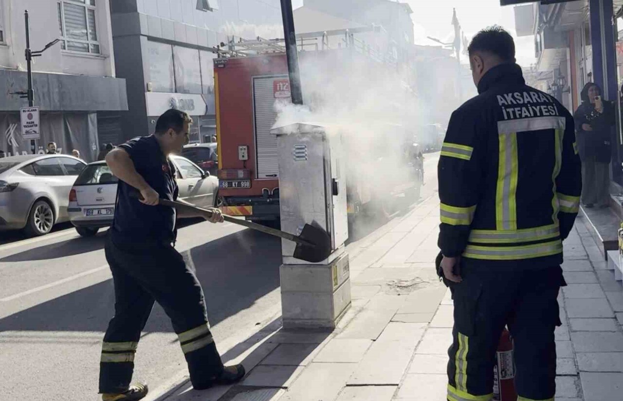 AKSARAY’DA KALDIRIM ÜZERİNDE BULUNAN TRAFODA ŞASE NEDENİYLE ÇIKAN YANGIN PANİĞE NEDEN OLURKEN...