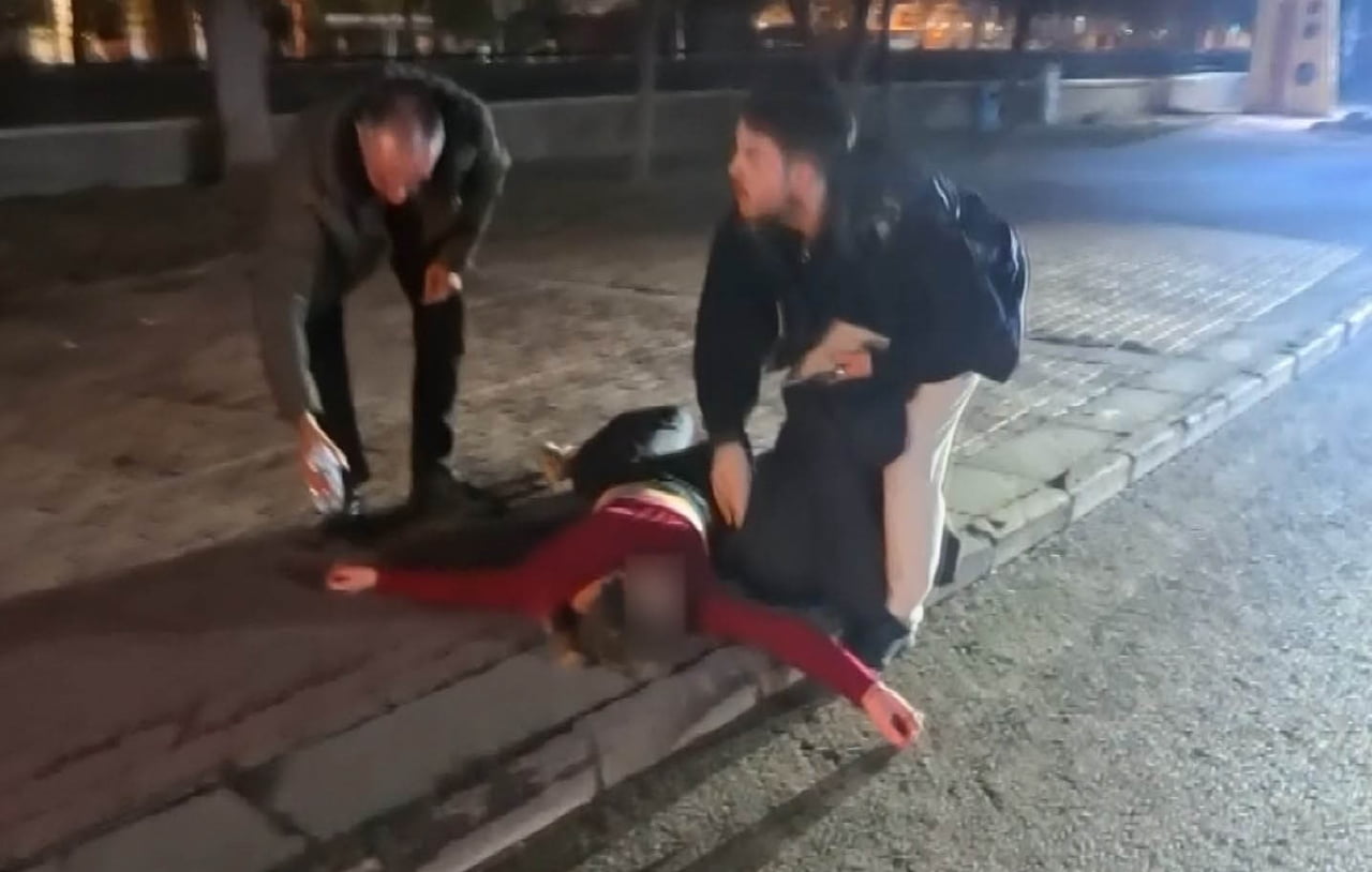 AKSARAY’DA NE YAŞADIĞI BİLİNMEYEN VE KALDIRIM ÜZERİNE YATIP ÇIĞLIK ATAN GENÇ KADIN VATANDAŞLARI...