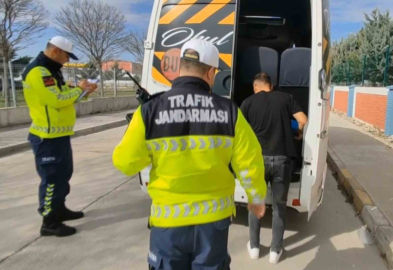 AKSARAY’DA ÖĞRENCİ SERVİSLERİNE YÖNELİK GENİŞ ÇAPLI DENETİM YAPAN TRAFİK JANDARMASI HİÇBİR...