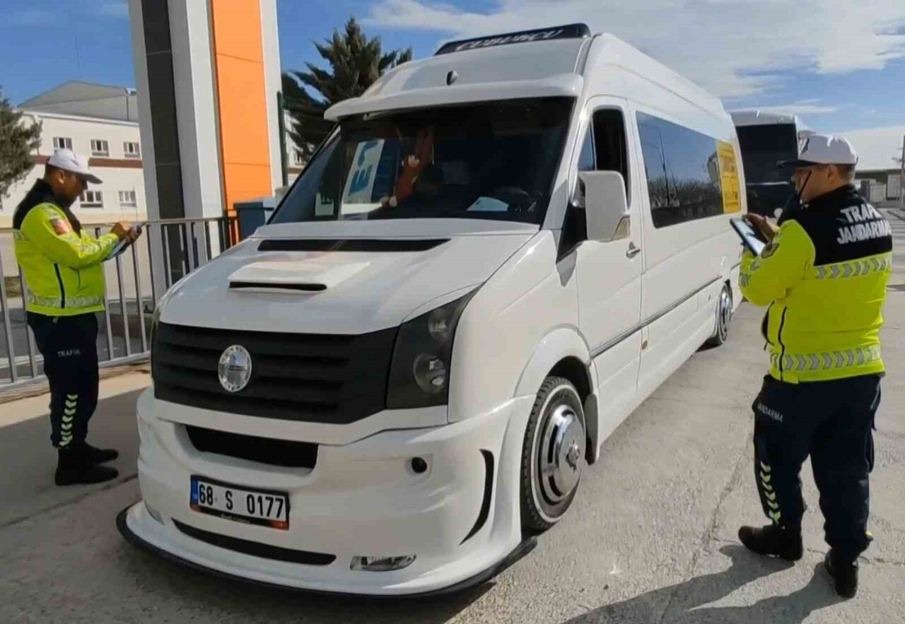 AKSARAY’DA ÖĞRENCİ SERVİSLERİNE YÖNELİK GENİŞ ÇAPLI DENETİM YAPAN TRAFİK JANDARMASI HİÇBİR...