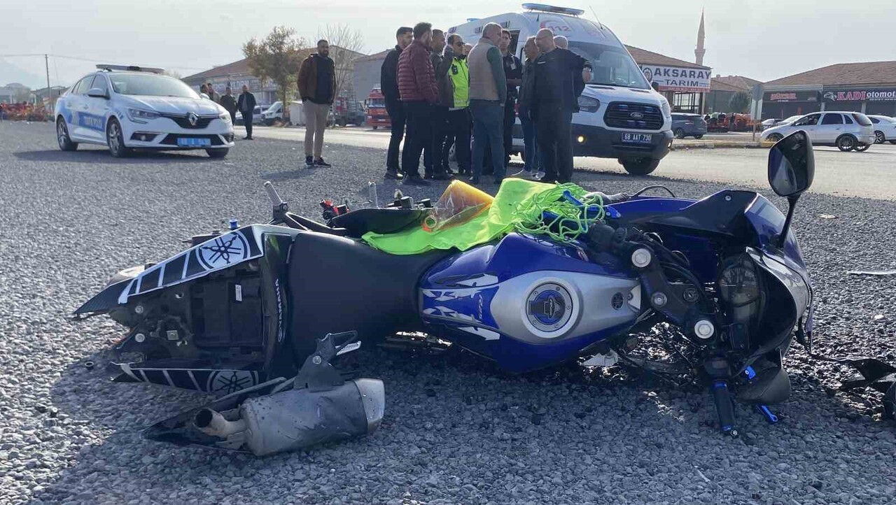 AKSARAY’DA OTOMOBİLLE ÇARPIŞAN MOTOSİKLETİN SÜRÜCÜSÜ YARALANDI.