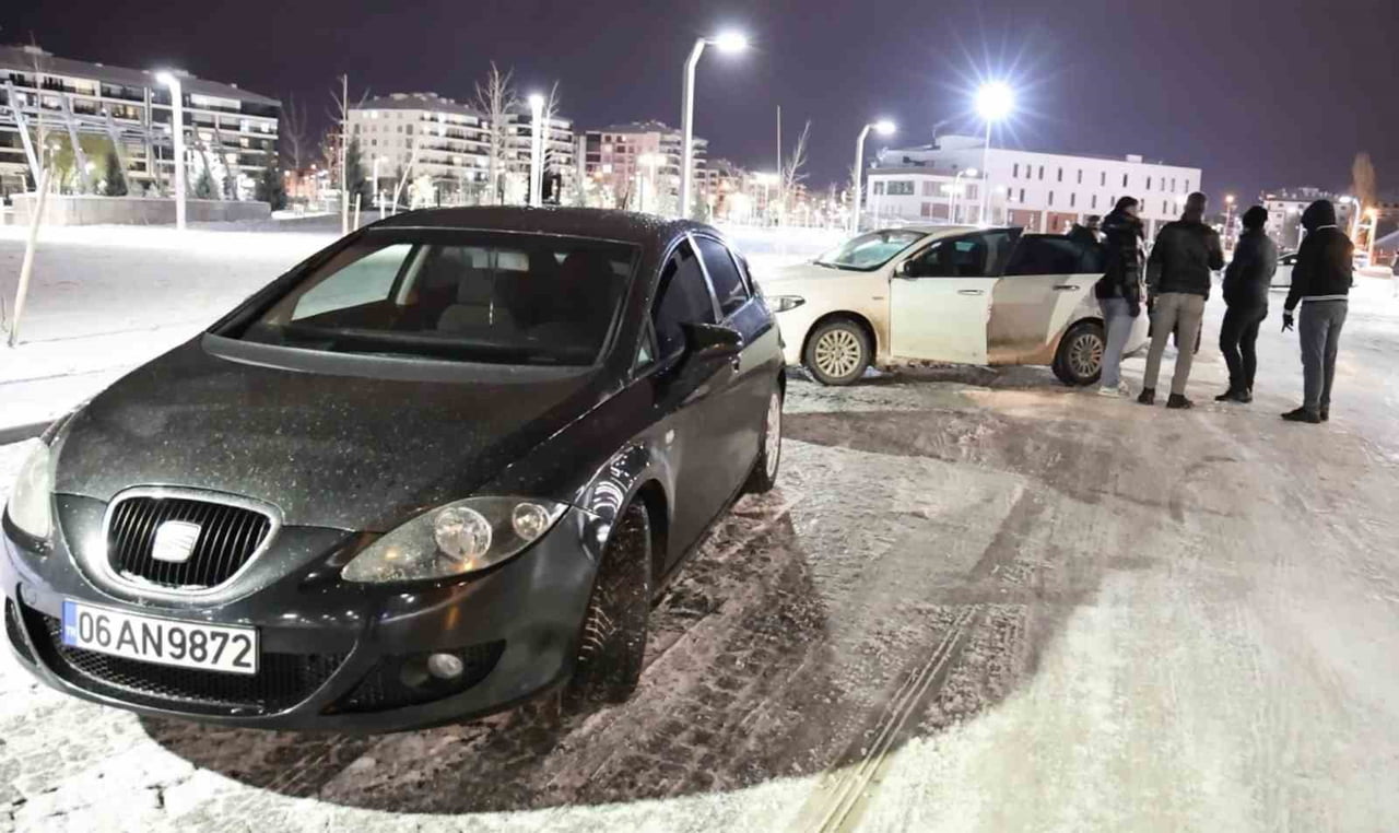 AKSARAY’DA PARK İÇERİSİNDE DRİFT ATAN 2 SÜRÜCÜ SİVİL TRAFİK EKİPLERİNCE SUÇÜSTÜ YAKALANIRKEN, 111...