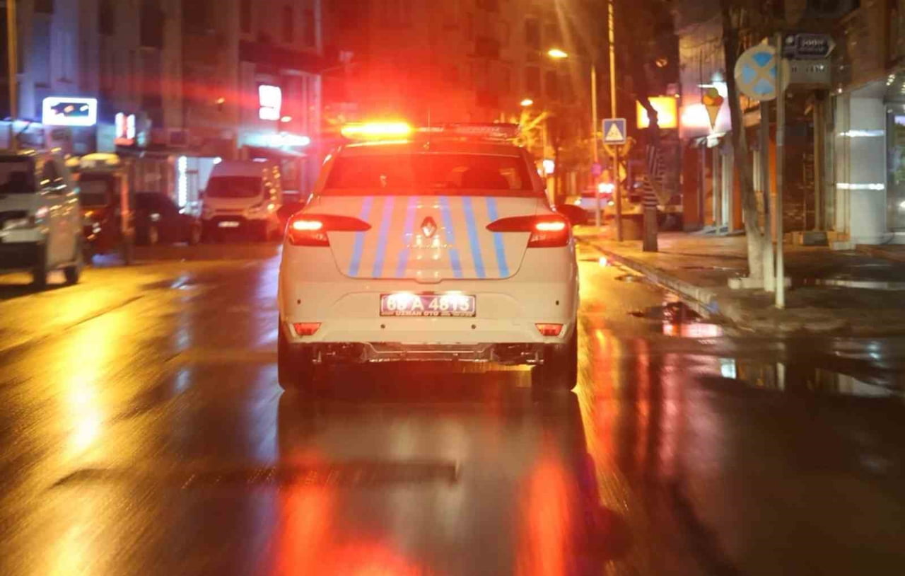 AKSARAY’DA POLİSİN ‘DUR’ İHTARINA UYMAYAN SÜRÜCÜ KOVALAMACA SONUCU YAKALANIRKEN, 15 YAŞINDAKİ...