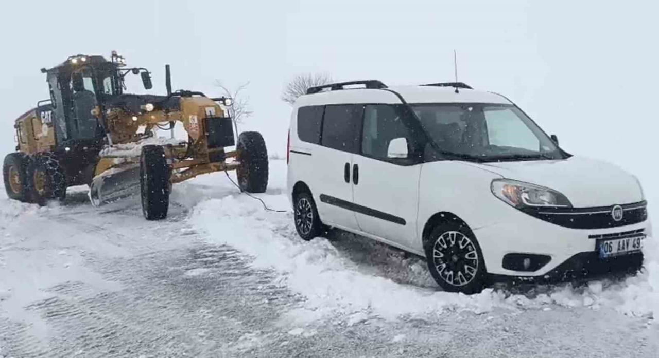 AKSARAY’DA SABAH SAATLERİNDE BAŞLAYAN KAR YAĞIŞI KENTİN YÜKSEK KESİMLERİNDE ETKİLİ OLURKEN...