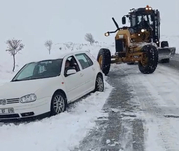 AKSARAY’DA SABAH SAATLERİNDE BAŞLAYAN KAR YAĞIŞI KENTİN YÜKSEK KESİMLERİNDE ETKİLİ OLURKEN...