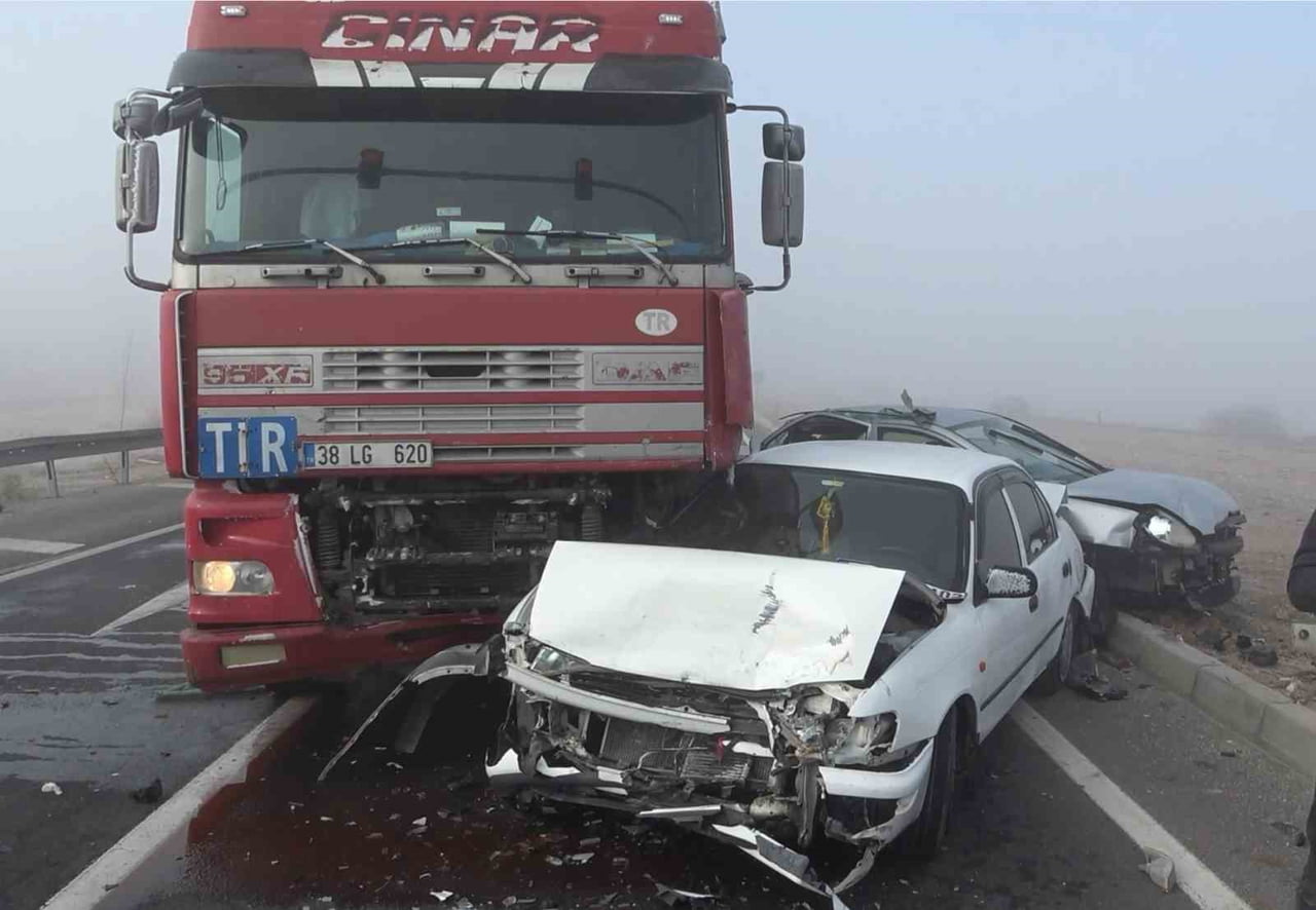 AKSARAY’DA SİSLİ HAVADA TRAFİK IŞIĞINDA BEKLEYEN ARAÇLARA TIRIN ÇARPMASI SONUCU MEYDANA GELEN 5...