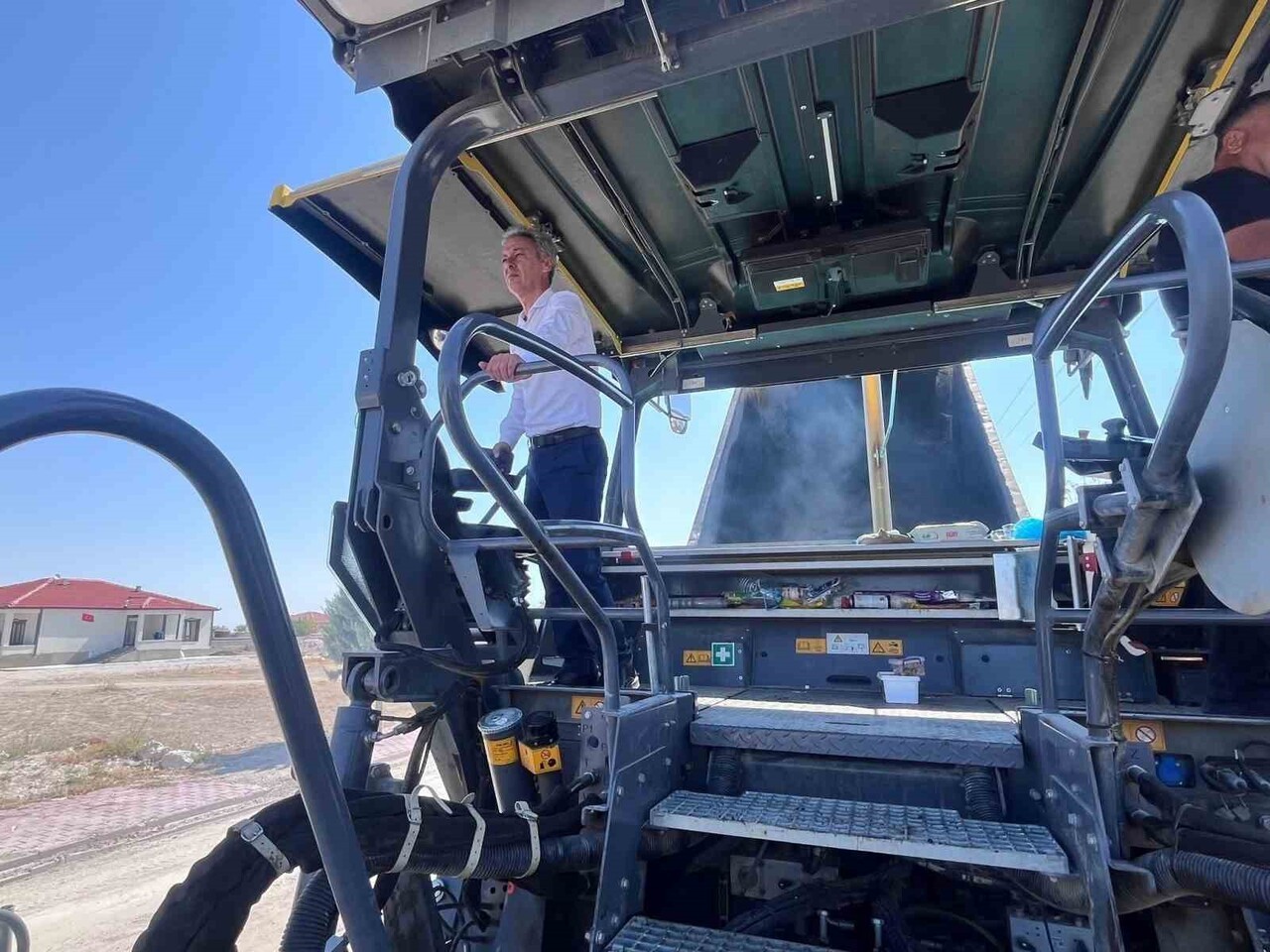 AKSARAY’IN ESKİL İLÇE BELEDİYE BAŞKANI MUSTAFA ZAVLAK, 25 BİN TON SICAK ASFALT DÖKÜLEREK 12 BİN...