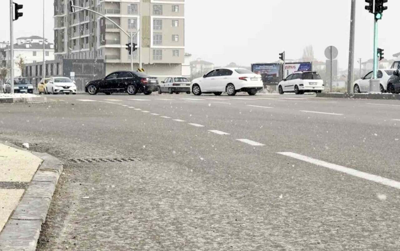 AKSARAY MERKEZE MEVSİMİN İLK KARI YAĞDI