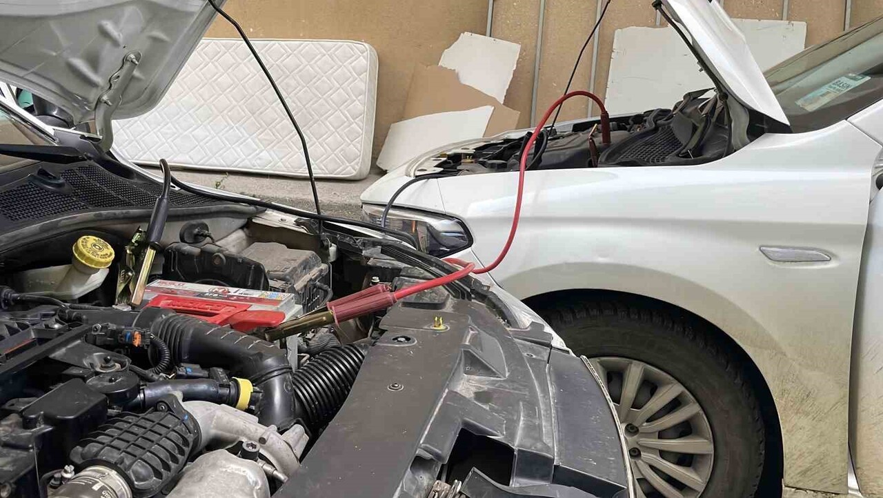 AKÜSÜ BİTEN ARACA TAKVİYE KABLOSU İLE ÇALIŞTIRILMAYA ÇALIŞILIRKEN