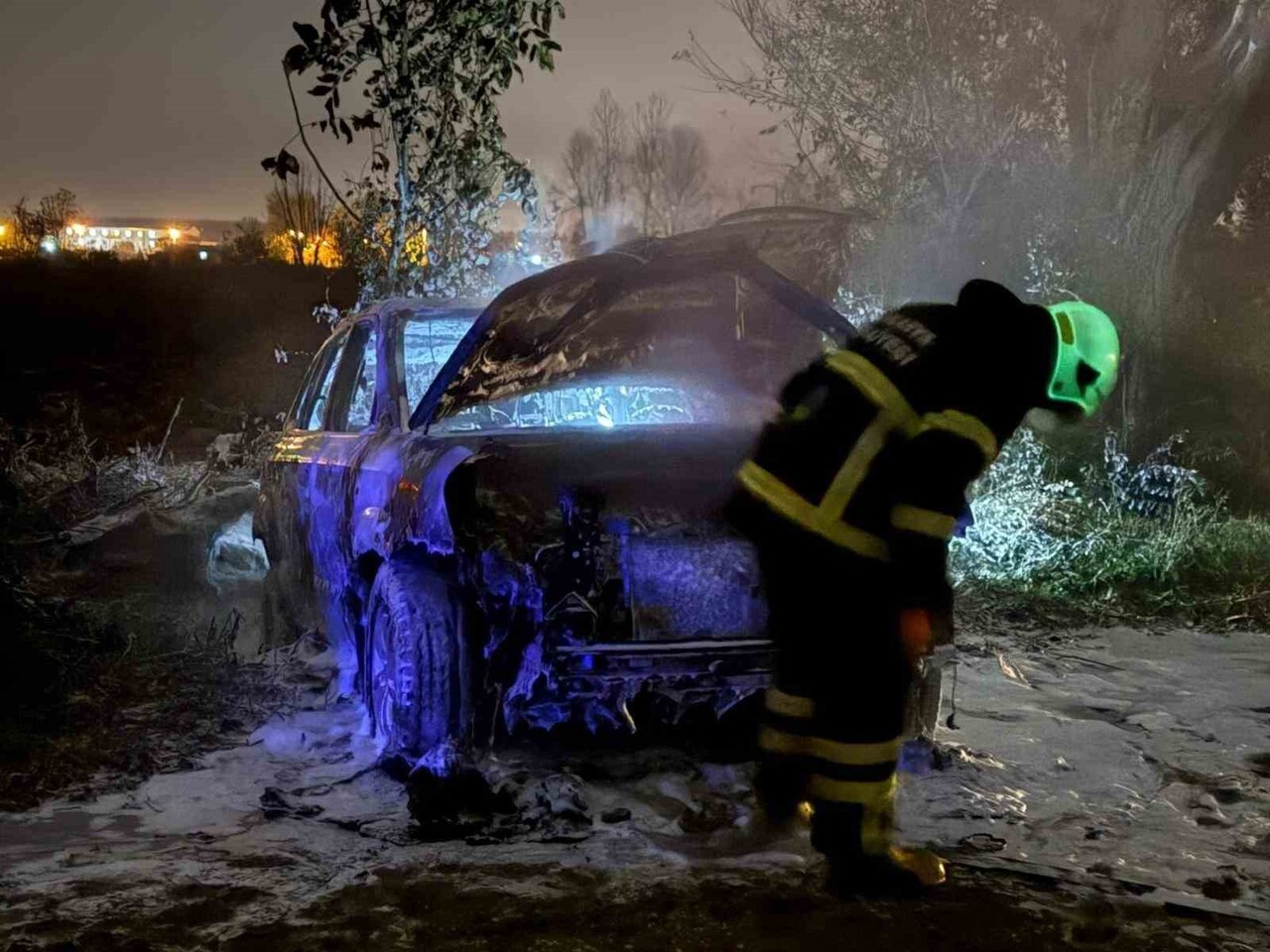 AKYAZI İLÇESİNDE TARLADAKİ OTOMOBİLDE ÇIKAN YANGIN İTFAİYE EKİPLERİ TARAFINDAN...